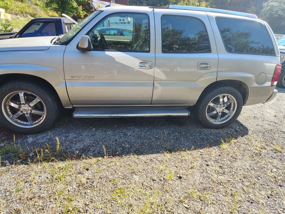 2005 Cadillac Escalade & EXT 2nd Gen - Image 3 of 5