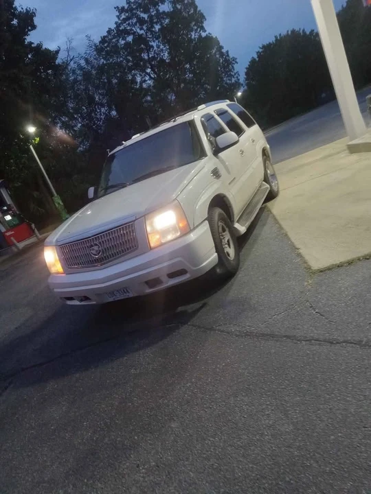 2005 Cadillac Escalade & EXT 2nd Gen - Image 3 of 3