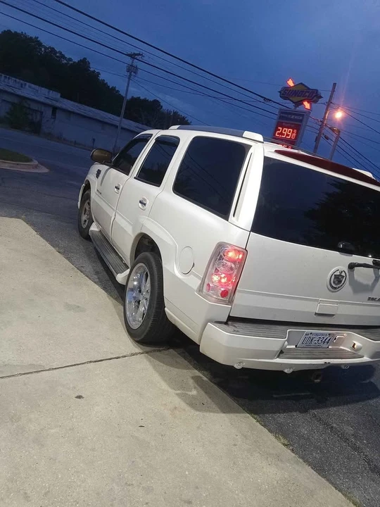 2005 Cadillac Escalade & EXT 2nd Gen - Image 2 of 3