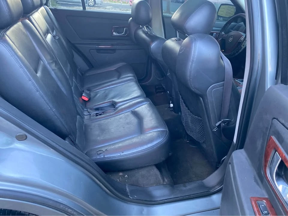 2005 Cadillac SRX - Image 10 of 12