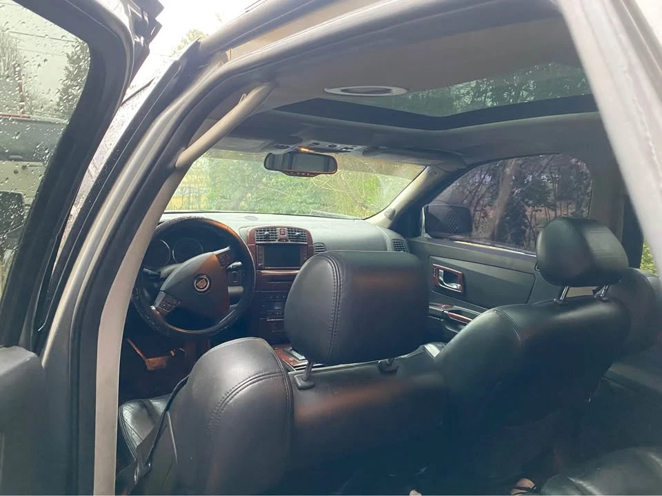 2005 Cadillac SRX - Image 8 of 12