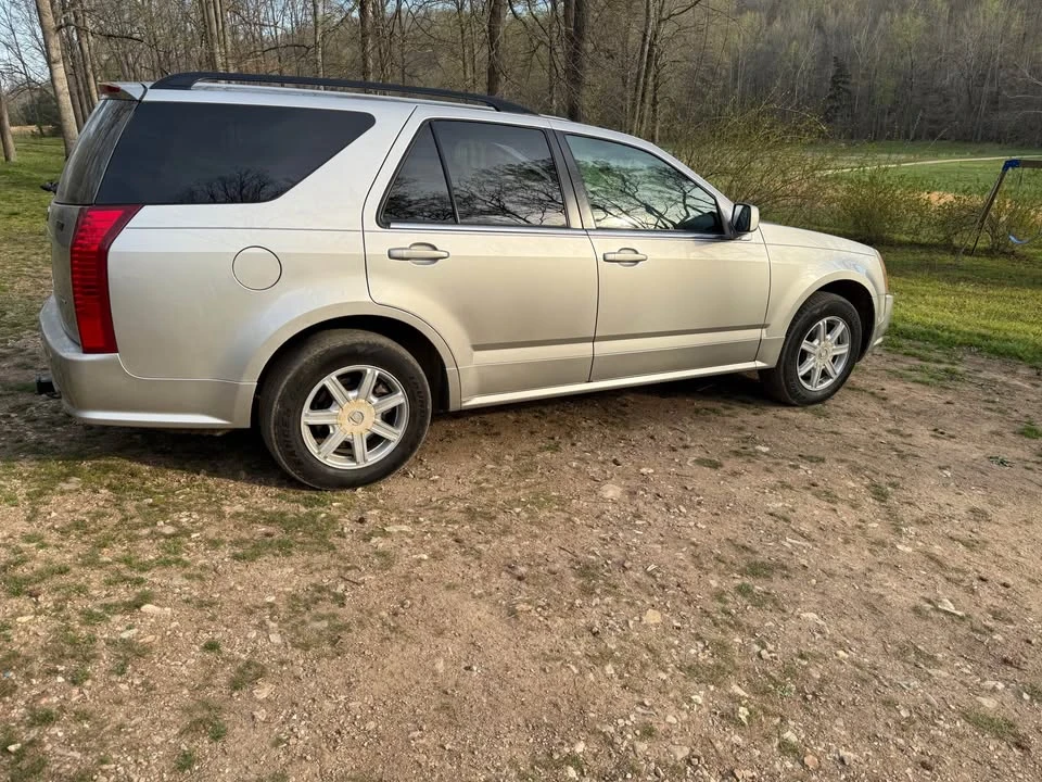 2005 Cadillac SRX - Image 2 of 10
