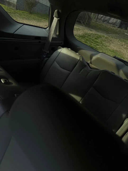 2005 Cadillac SRX - Image 8 of 10