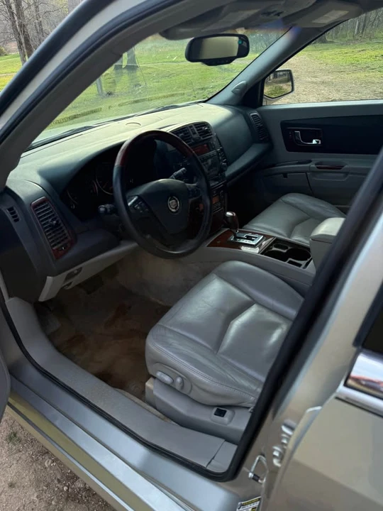 2005 Cadillac SRX - Image 5 of 10