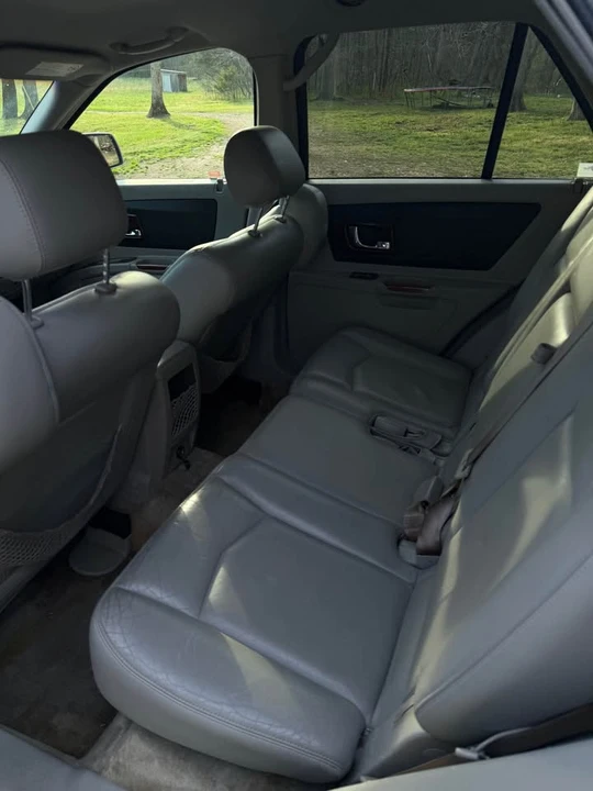 2005 Cadillac SRX - Image 7 of 10