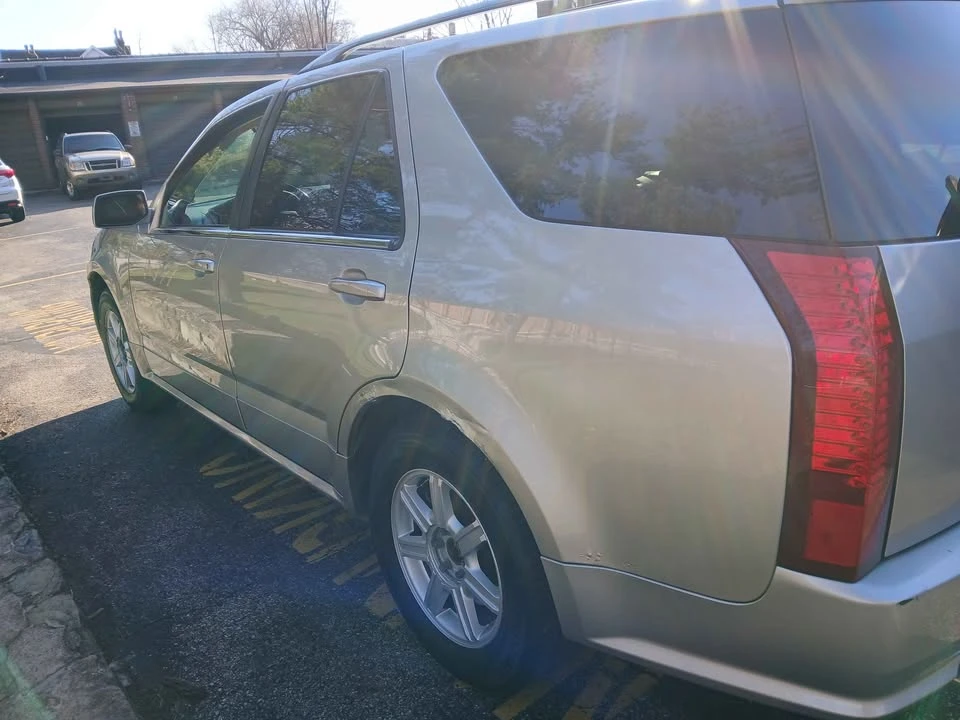 2005 Cadillac SRX - Image 8 of 9