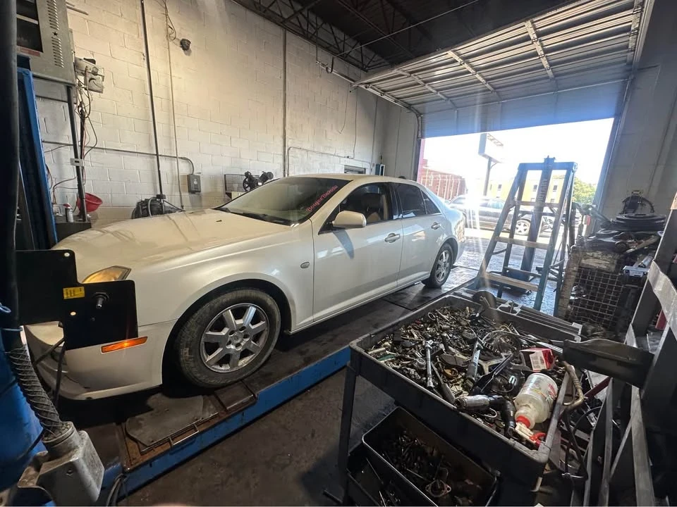 2005 Cadillac STS - Image 16 of 17