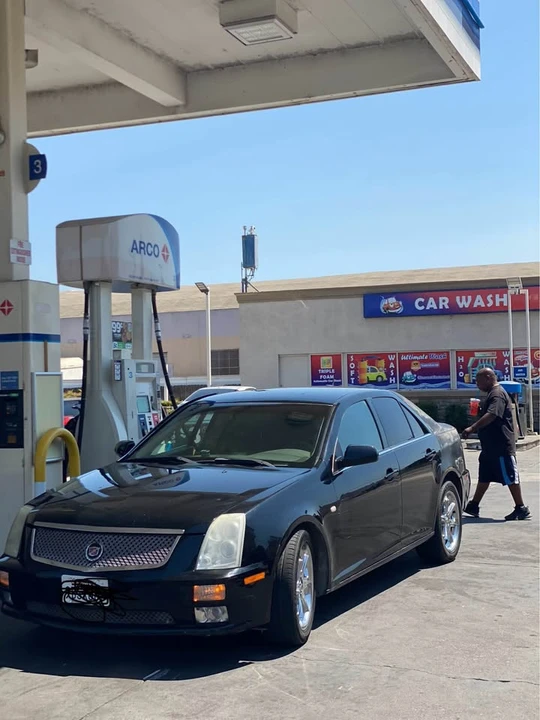 2005 Cadillac STS - Image 2 of 2