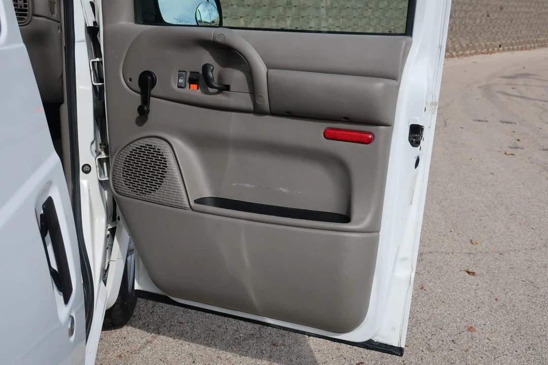 2005 Chevrolet Astro - Image 16 of 20