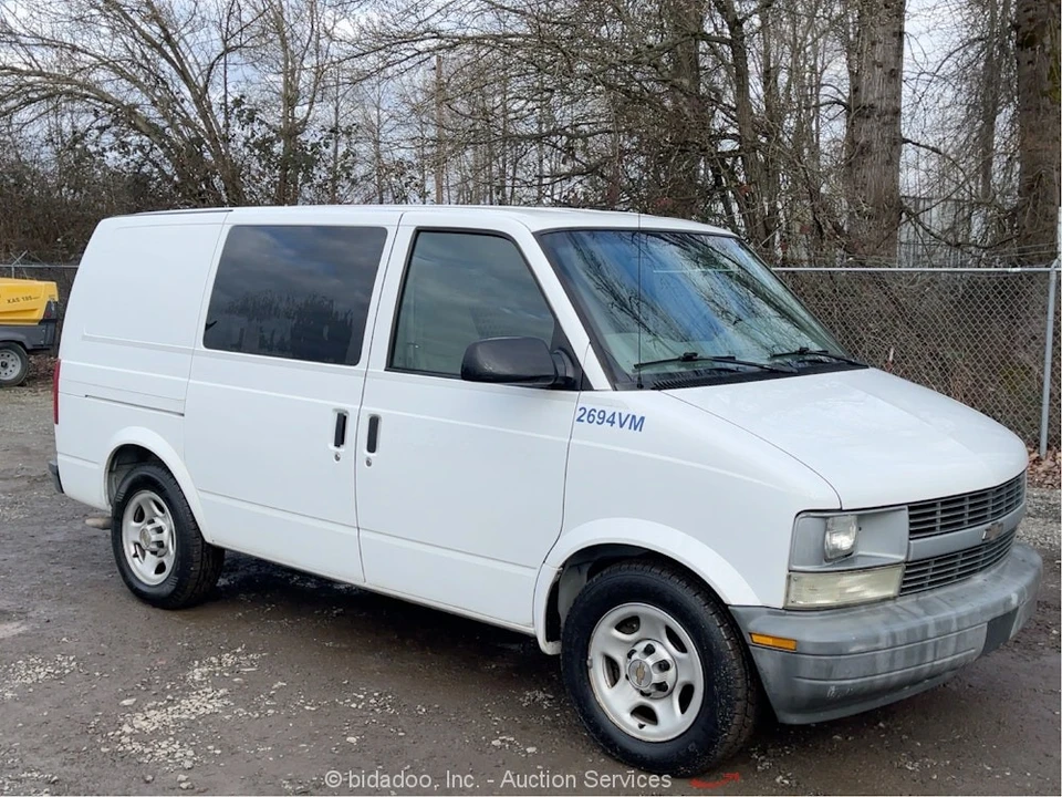 2005 Chevrolet Astro - Image 2 of 12