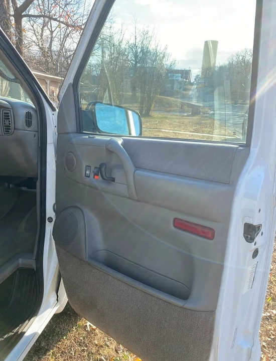 2005 Chevrolet Astro - Image 11 of 14