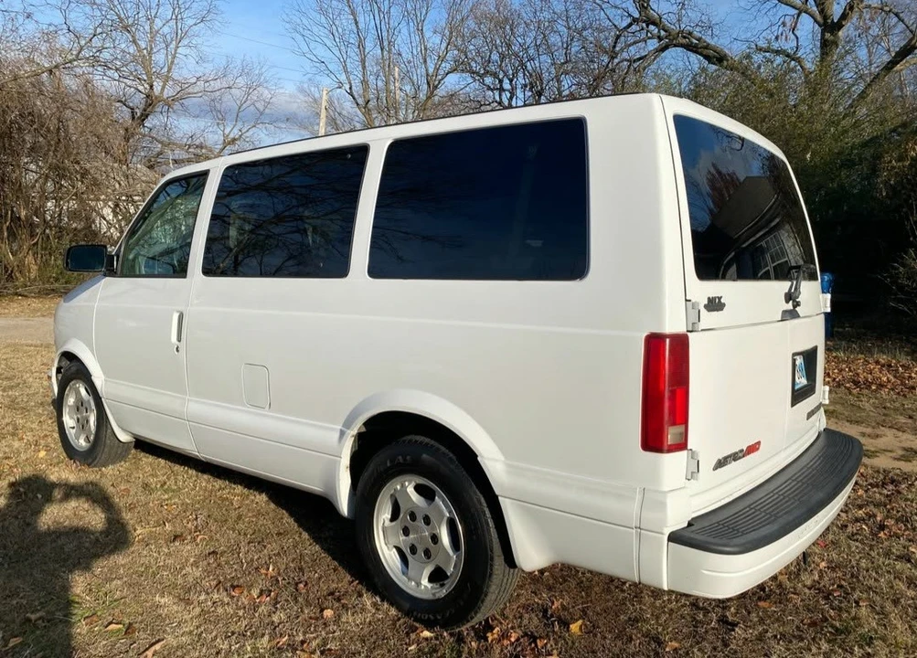 2005 Chevrolet Astro - Image 4 of 14