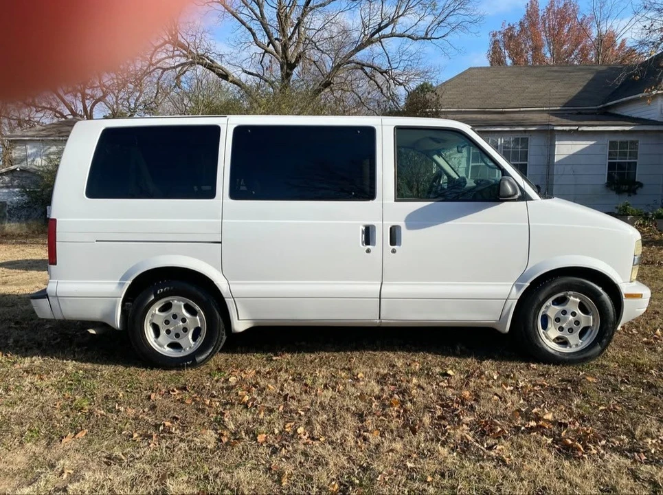 2005 Chevrolet Astro - Image 5 of 14