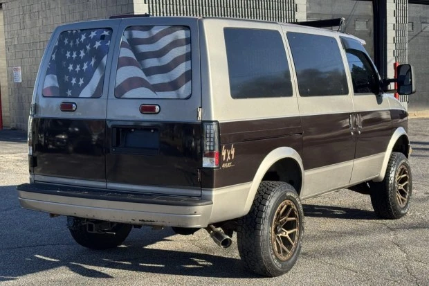 2005 Chevrolet Astro - Image 2 of 9
