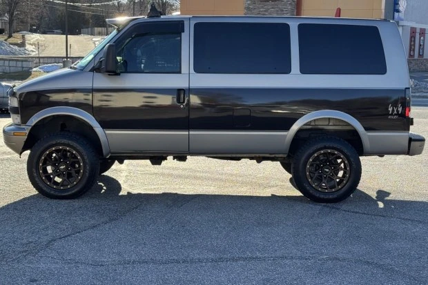 2005 Chevrolet Astro - Image 3 of 9
