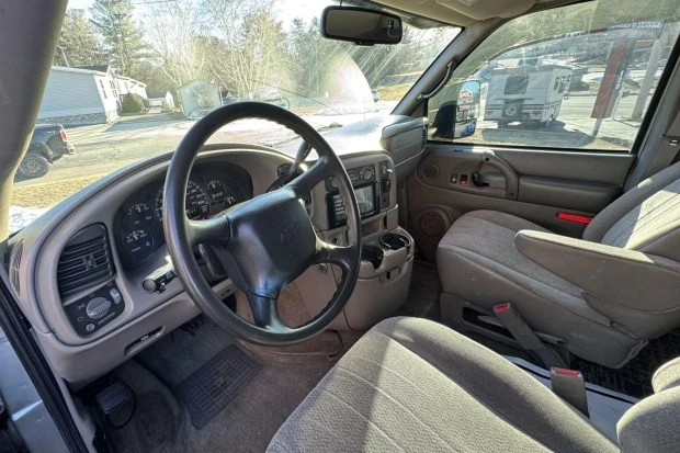 2005 Chevrolet Astro - Image 6 of 9
