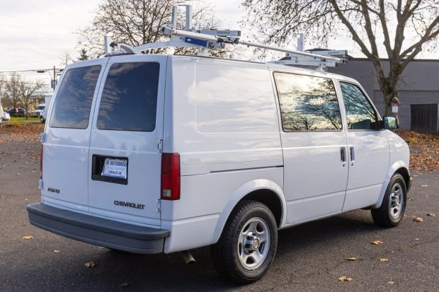2005 Chevrolet Astro - Image 2 of 8