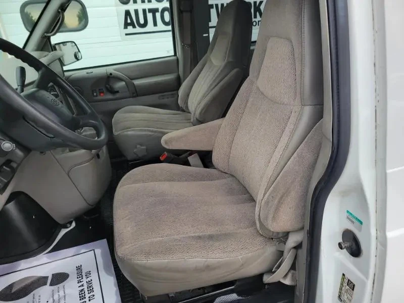 2005 Chevrolet Astro - Image 10 of 31