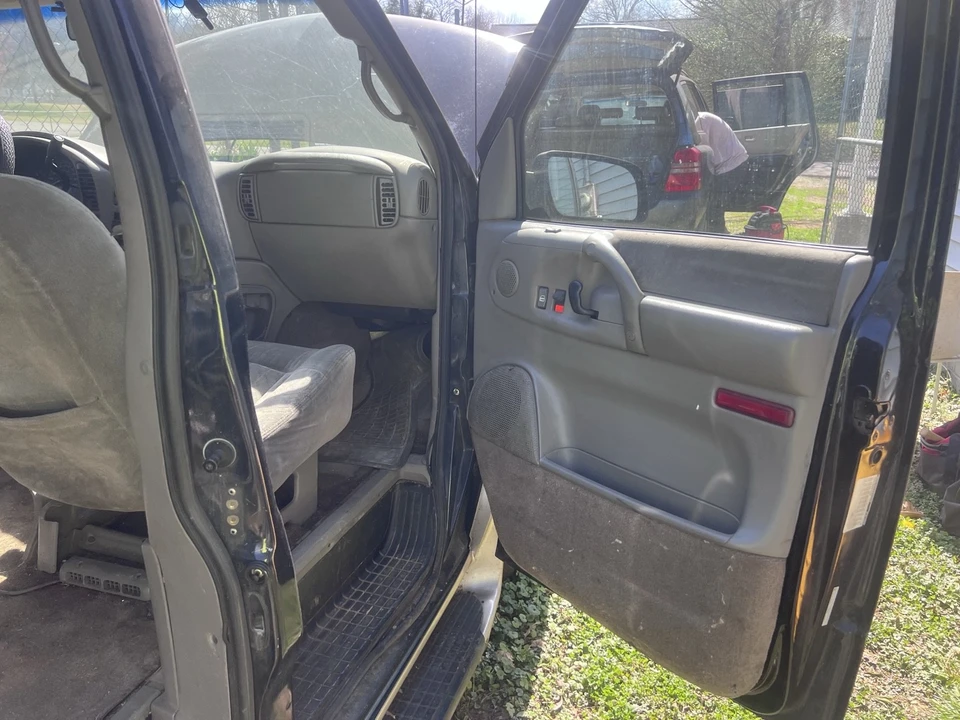 2005 Chevrolet Astro - Image 17 of 20
