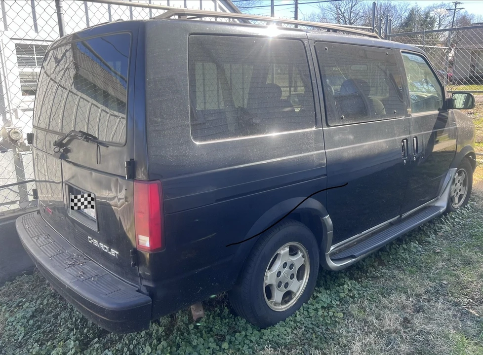 2005 Chevrolet Astro - Image 2 of 20