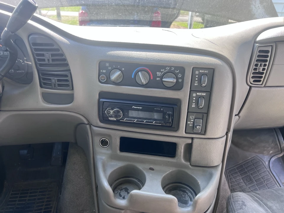 2005 Chevrolet Astro - Image 10 of 20