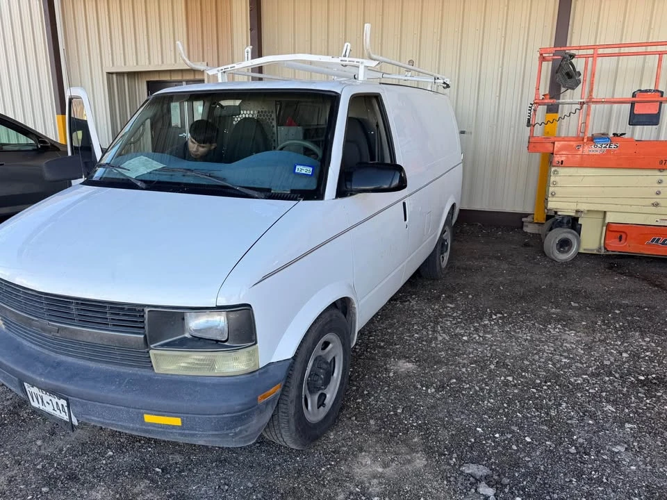 2005 Chevrolet Astro - Image 2 of 2