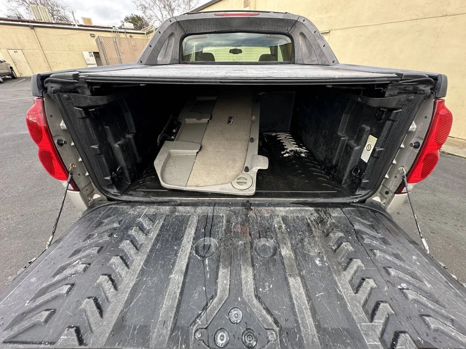 2005 Chevrolet Avalanche - Image 17 of 19