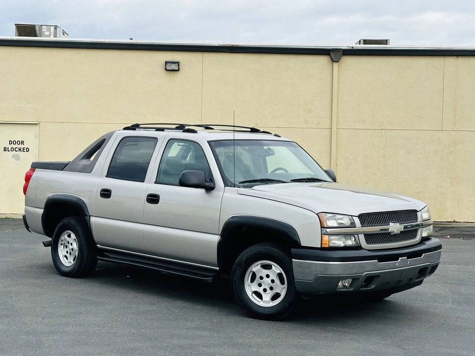 2005 Chevrolet Avalanche - Image 2 of 19
