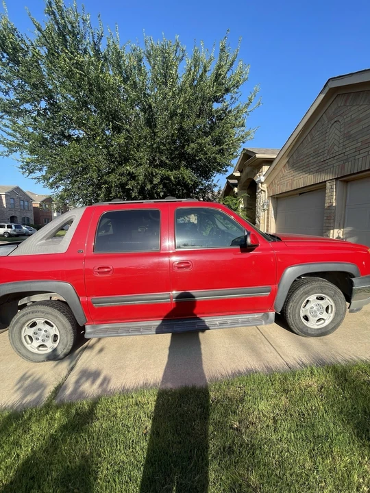 2005 Chevrolet Avalanche - Image 2 of 10
