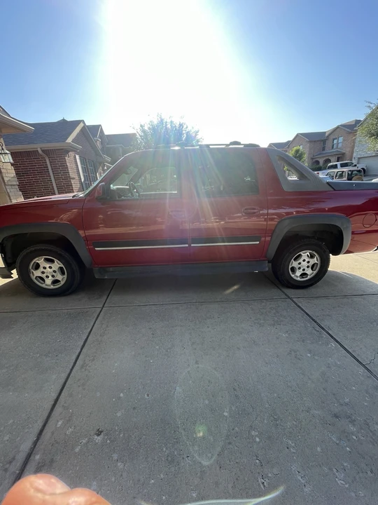 2005 Chevrolet Avalanche - Image 4 of 10