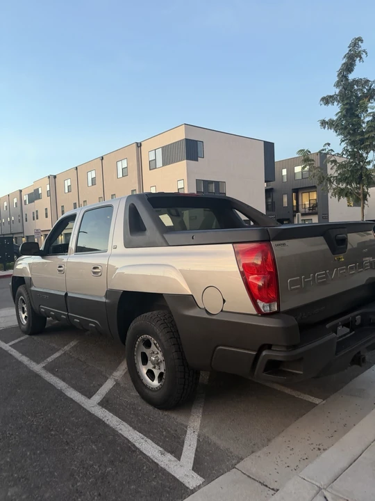 2005 Chevrolet Avalanche - Image 2 of 3