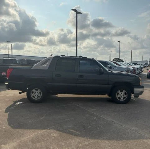 2005 Chevrolet Avalanche - Image 2 of 11