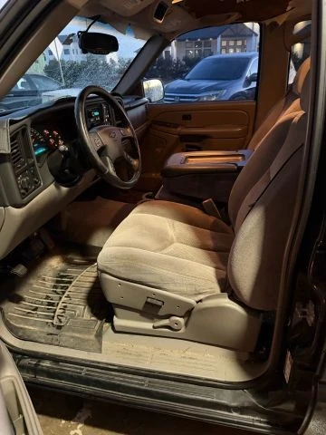 2005 Chevrolet Avalanche - Image 2 of 17