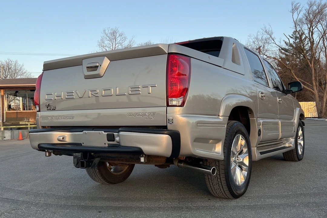 2005 Chevrolet Avalanche - Image 2 of 7