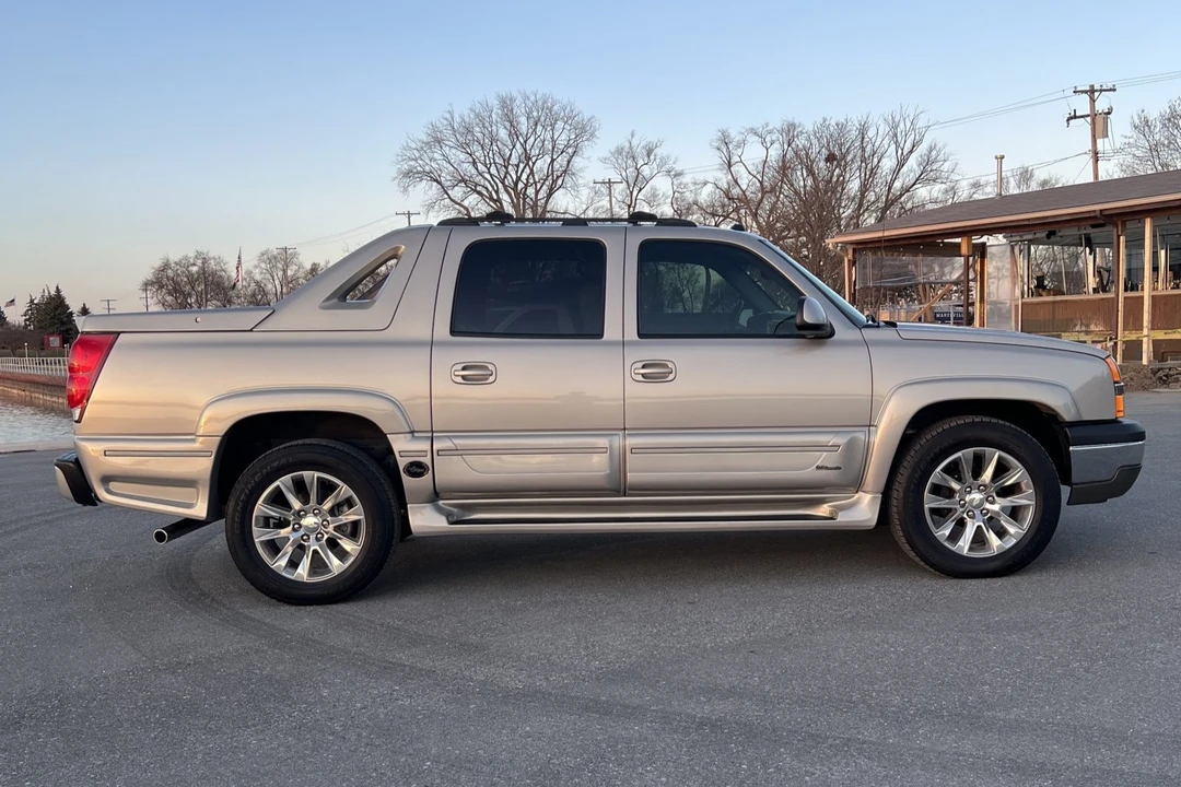 2005 Chevrolet Avalanche - Image 3 of 7