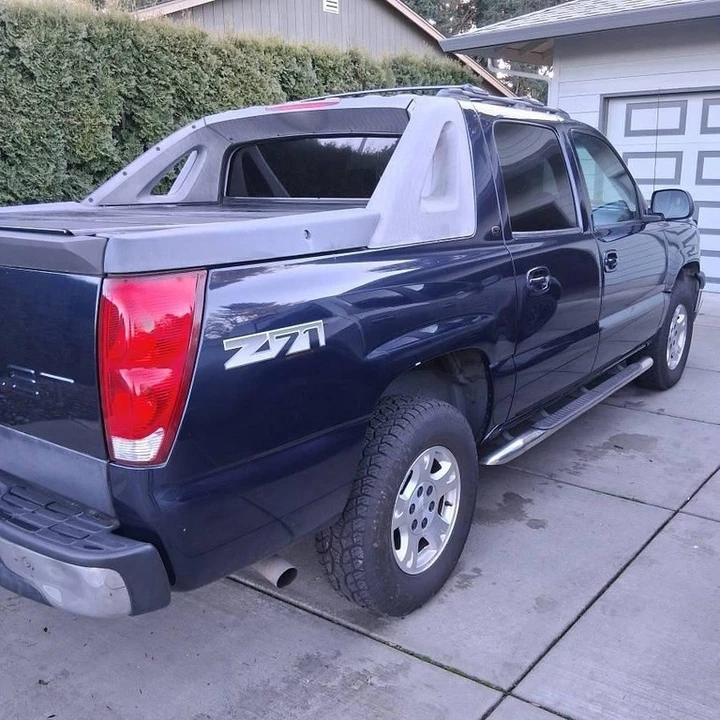 2005 Chevrolet Avalanche - Image 2 of 12