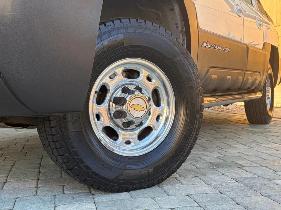 2005 Chevrolet Avalanche - Image 2 of 21