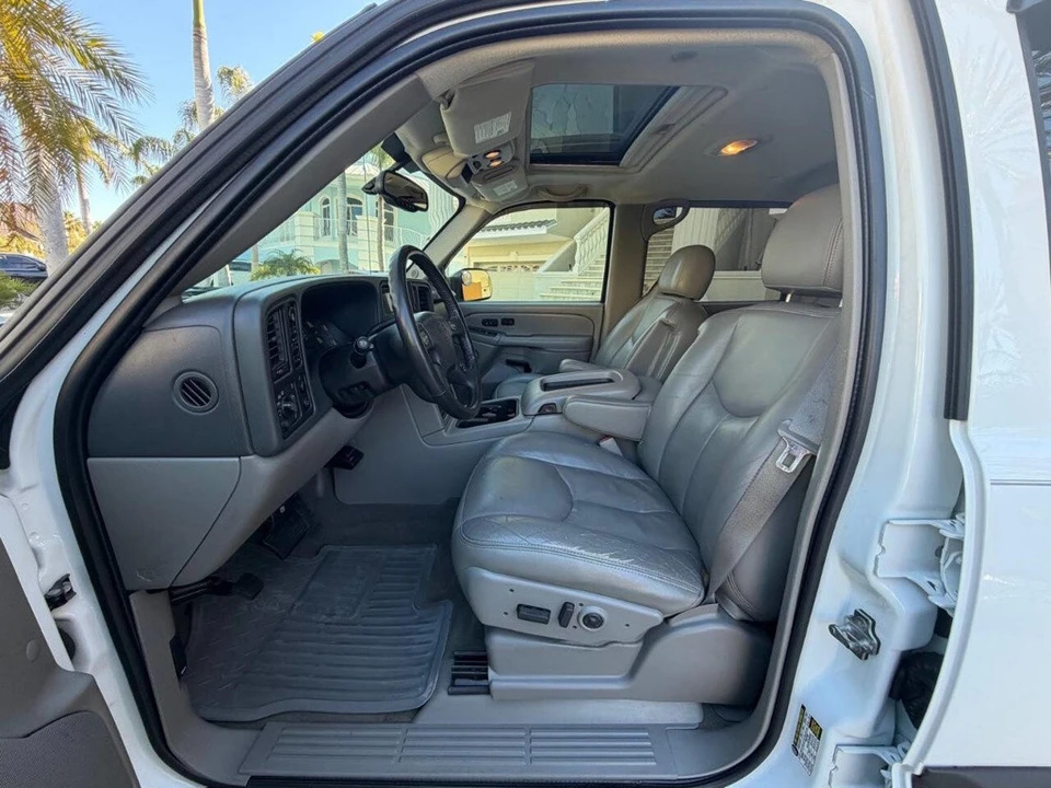 2005 Chevrolet Avalanche - Image 16 of 21