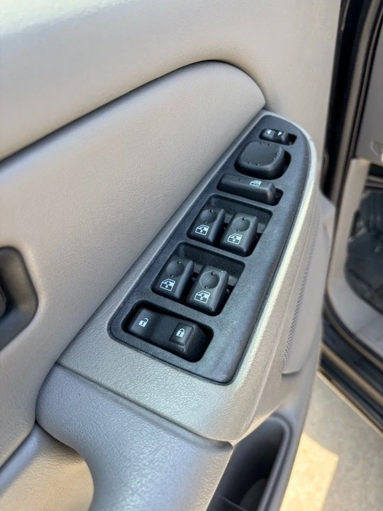 2005 Chevrolet Avalanche - Image 9 of 15