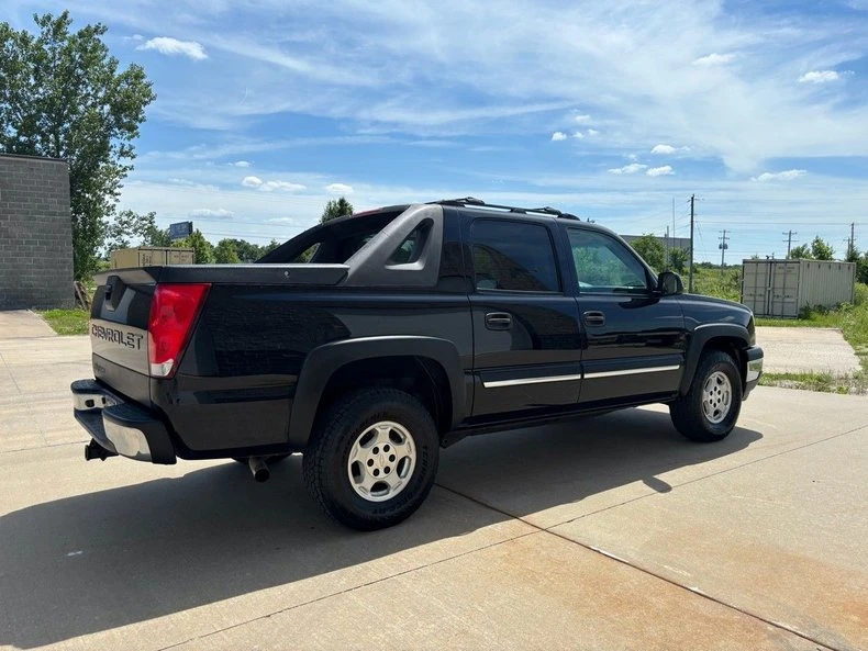 2005 Chevrolet Avalanche - Image 4 of 15