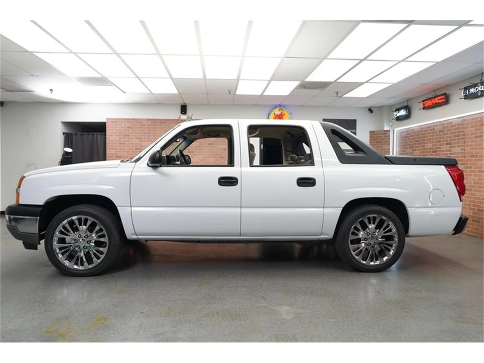 2005 Chevrolet Avalanche - Image 3 of 31