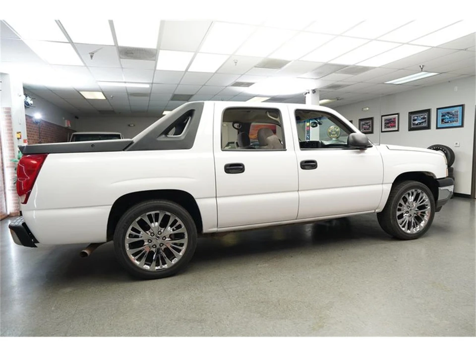 2005 Chevrolet Avalanche - Image 9 of 31