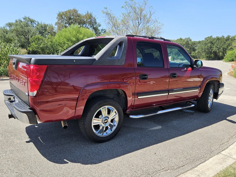 2005 Chevrolet Avalanche - Image 5 of 18