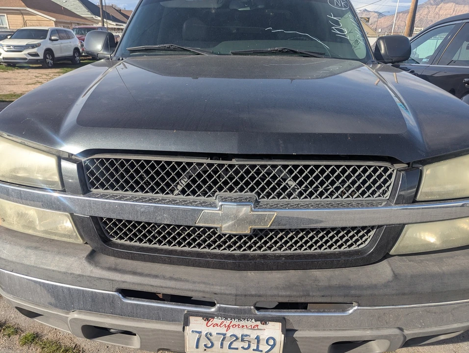 2005 Chevrolet Avalanche - Image 2 of 11