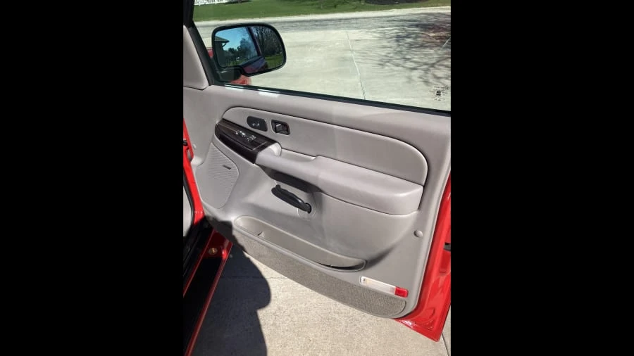 2005 Chevrolet Avalanche - Image 6 of 9