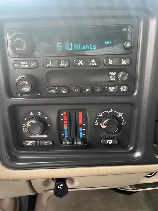 2005 Chevrolet Avalanche - Image 27 of 31