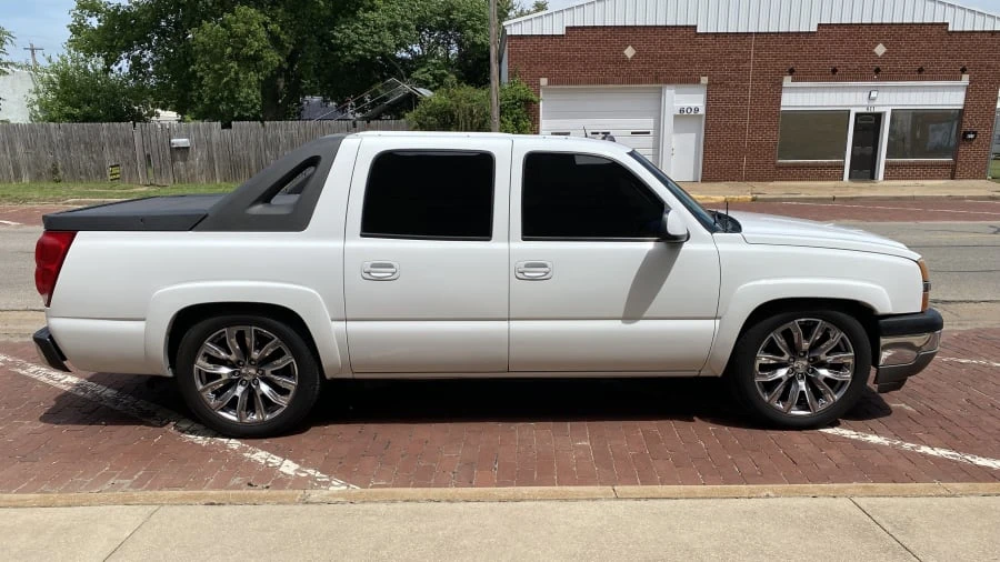 2005 Chevrolet Avalanche - Image 2 of 14