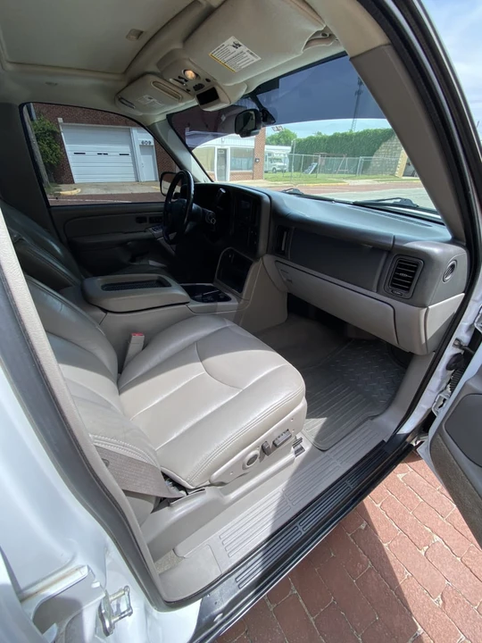 2005 Chevrolet Avalanche - Image 13 of 14