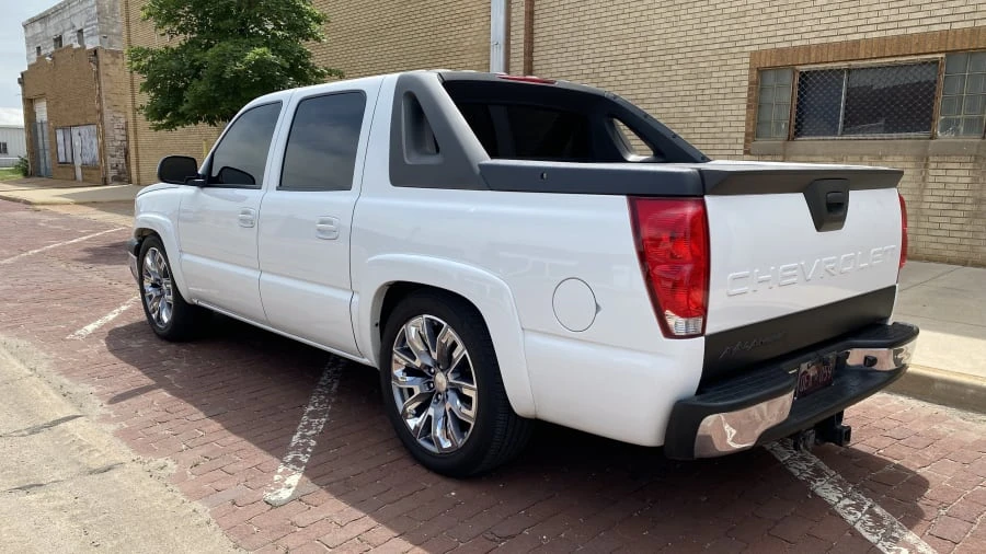 2005 Chevrolet Avalanche - Image 9 of 14