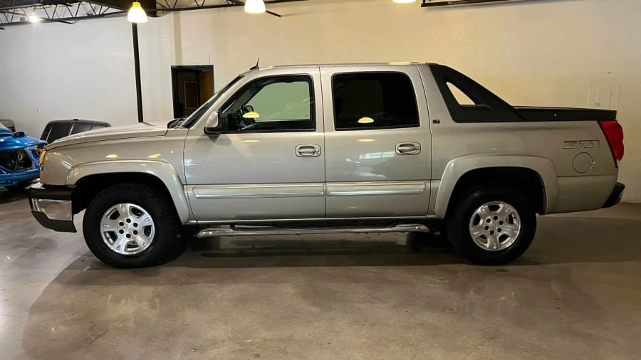 2005 Chevrolet Avalanche - Image 2 of 15